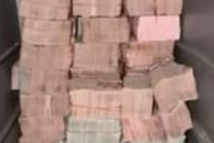 Penampakan Isi Brankas Bupati Sukoharjo, Tumpukan Uang hingga Emas 2,5 Kg Disita KPK