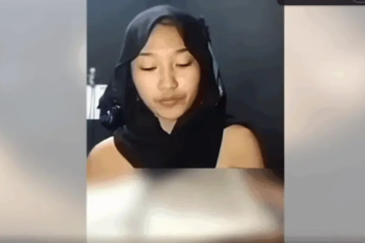 Video Wanita Ludahi Al Quran Tanpa Busana Viral, Tuai Kontroversi, Polisi Lakukan Penyelidikan