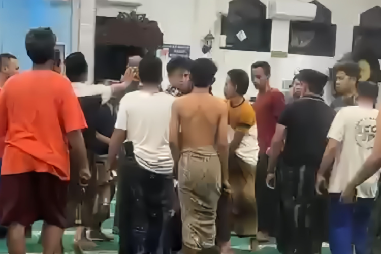 Geger! Video ODGJ Umumkan Kiamat Pakai Toa Masjid Viral Media Sosial, Warga Sampang Amankan Pelaku