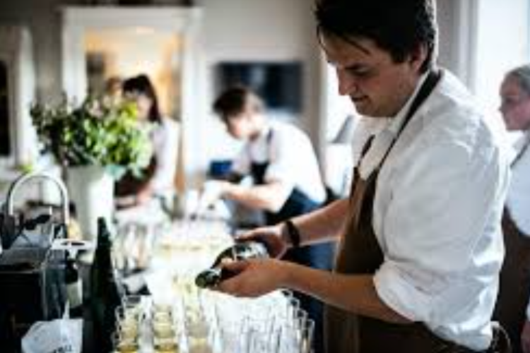 Apa Saja Tugas F&B Service Hotel, Wajib Tau Buat Kamu yang Baru Masuk Industri ini