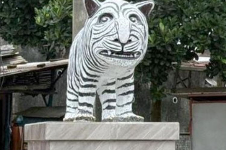 Patung Macan 'Kuda Nil' Putih Kediri Viral, Datangkan Berkah Ekonomi Warga Sekitar