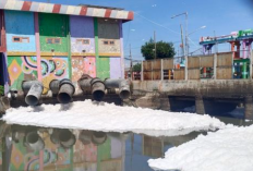 Lapisan Busa Tebal yang Mengambang di Permukaan Air Sungai di Kalisari Kota Surabaya Diduga Akibat Limbah Rumah Tangga